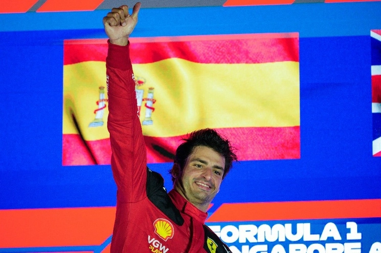 Carlos Sainz de la escudería Ferrari ganó el GP de Singapur. Foto Ap