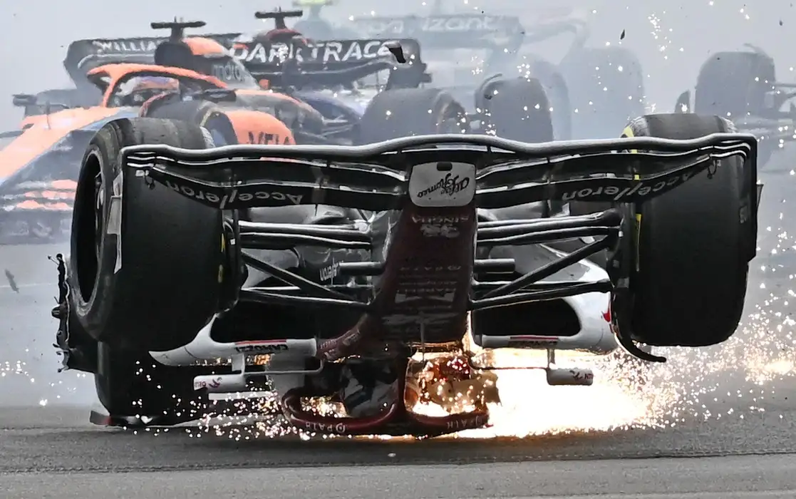 El auto Alfa Romeo del piloto chino Zhou Guanyu vuelca y se desliza sobre la pista, en un espectacular accidente, durante el Gran Premio de Gran Bretaña, en Silverstone, el 3 de julio de 2022. Foto Afp