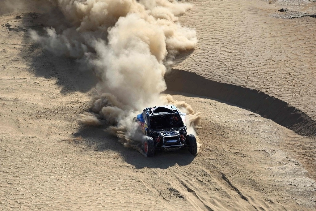 El piloto español Carlos Sainz conduce su coche asistido por su copiloto Lucas Cruz durante la etapa 2B del 47º Rally Dakar entre Bisha y Bisha, el 6 de enero de 2025. Foto Afp