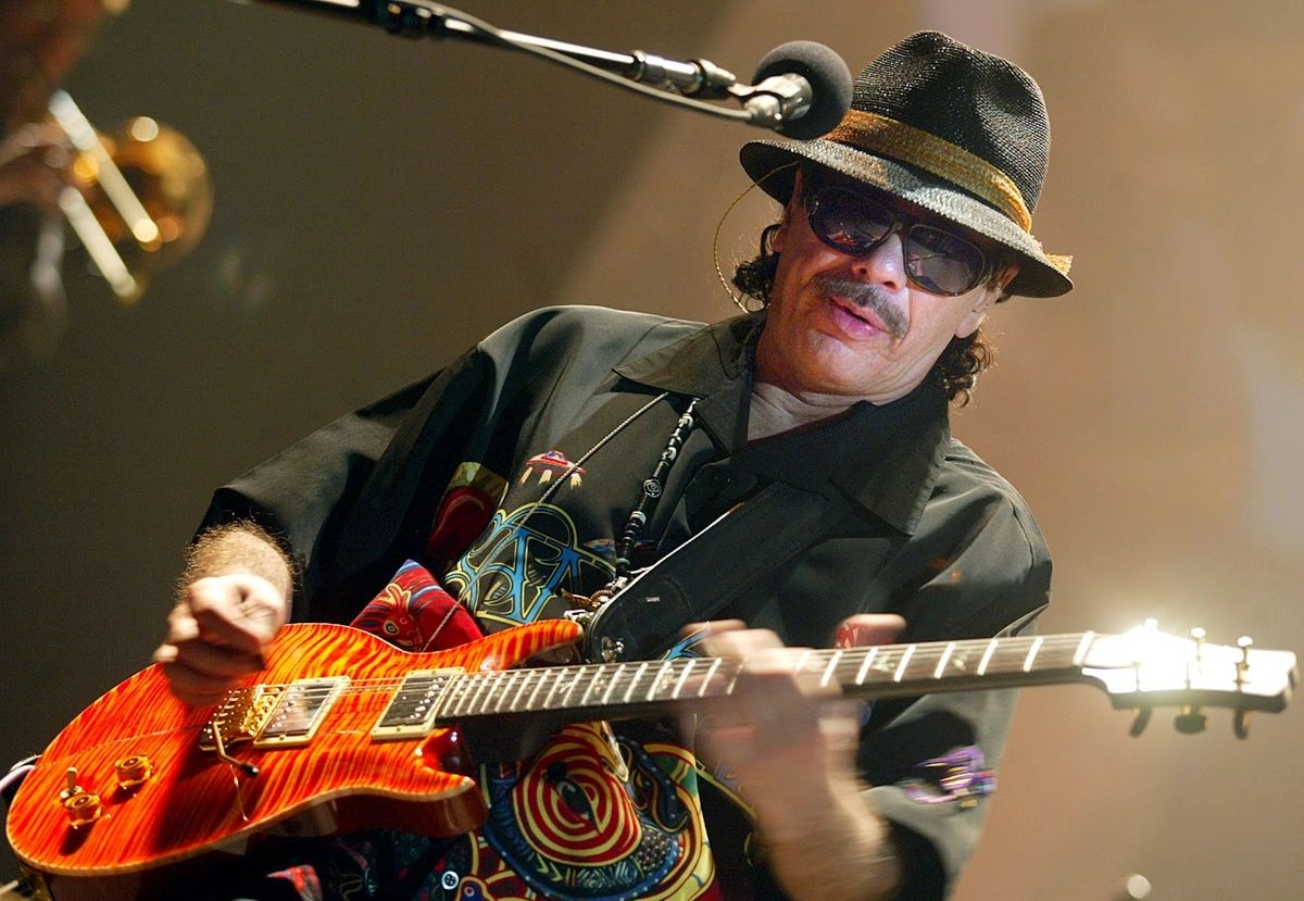 Carlos Santana se presentará en España donde recorrerá sus temas más emblemáticos. En la imagen, el músico mexicano durante su concierto en el Palacio de los Deportes de la capital mexicana en 2005. Foto 
