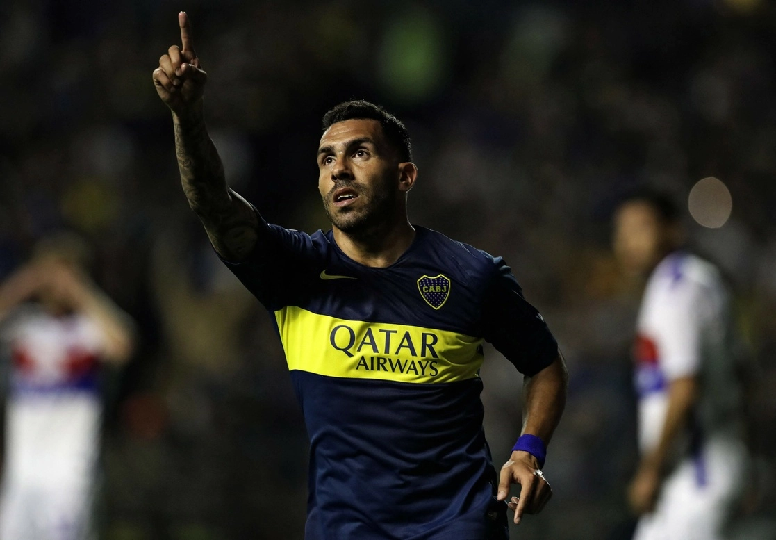 Carlos Tevez debutó con Boca Juniors en 2001 a la edad de 17 años. Foto Afp