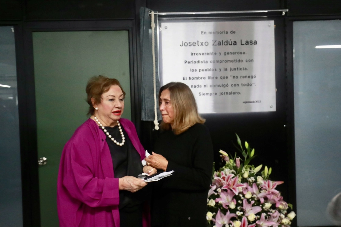 Carmen Lira Saade, directora general de ‘La Jornada’, y Sandra García, compañera de vida de Josetxo Zaldua Lasa, quien fuera jefe de edición de este medio, en la develación de la placa en su honor. Foto Luis Castillo 
