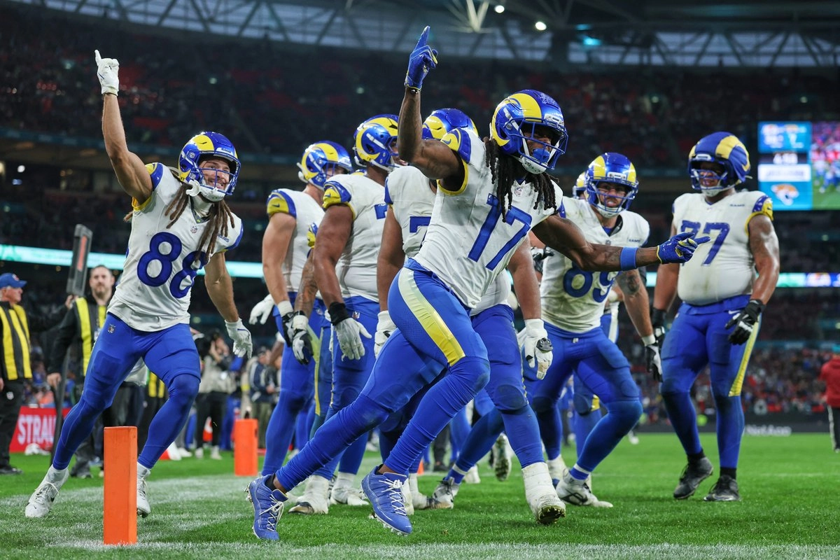 Los Carneros de Los Ángeles celebran su victoria ante Jaguares de Jacksonville en el campo del estadio Wembley, en Londres, Inglaterra, el 19 de ocutbre de 2025. Foto  