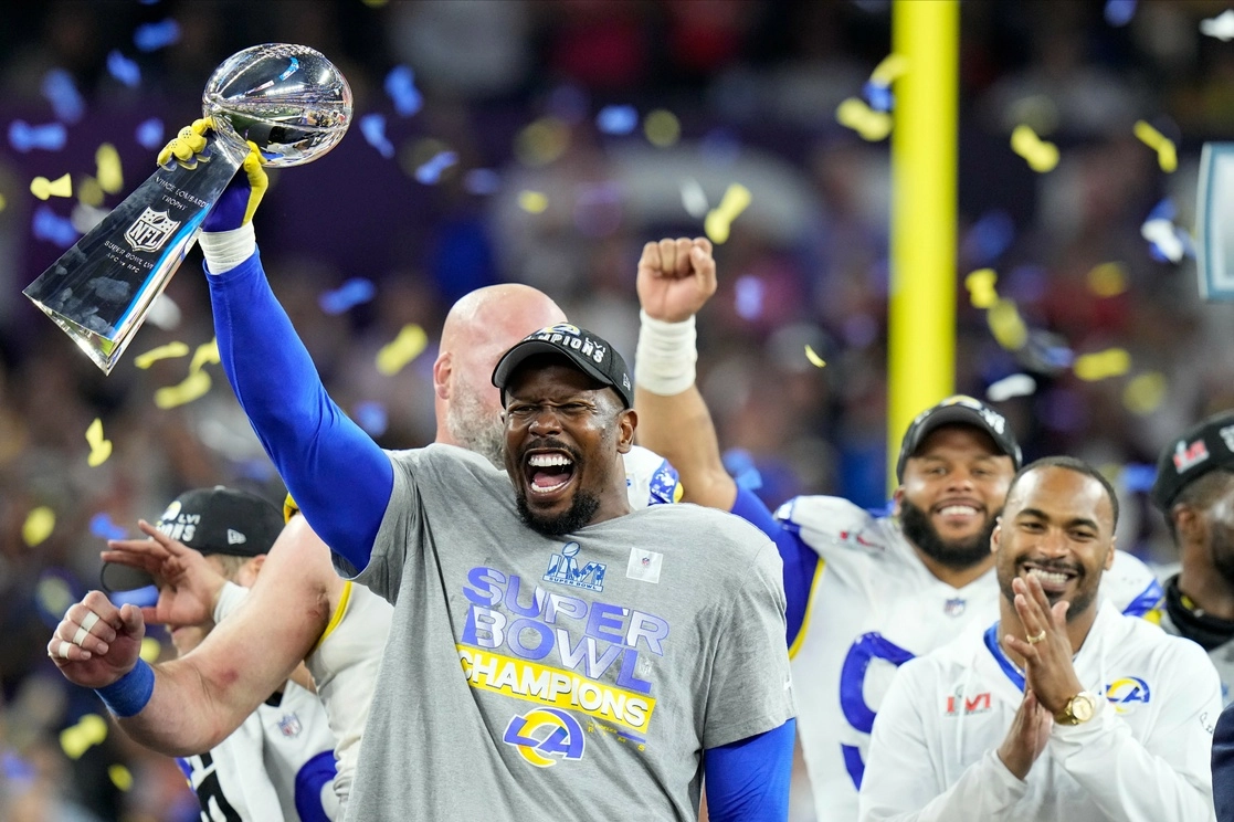 Los angelinos se proclamaron campeones de la edición 56 del Supertazón al imponerse 23-20 a los Bengalíes de Cincinnati para lograr por segunda vez el trofeo Vince Lombardi, el cual ganaron hace 22 años. Cuando parecía que el triunfo se le negaba en el SoFi Stadium, el mariscal Matthew Stafford lanzó su tercer pase de anotación a Cooper Kupp, su mejor receptor, para obtener la sufrida victoria. Con 36 años, Sean McVay se convirtió en el entrenador más joven en guiar a un equipo al cetro. Foto Ap