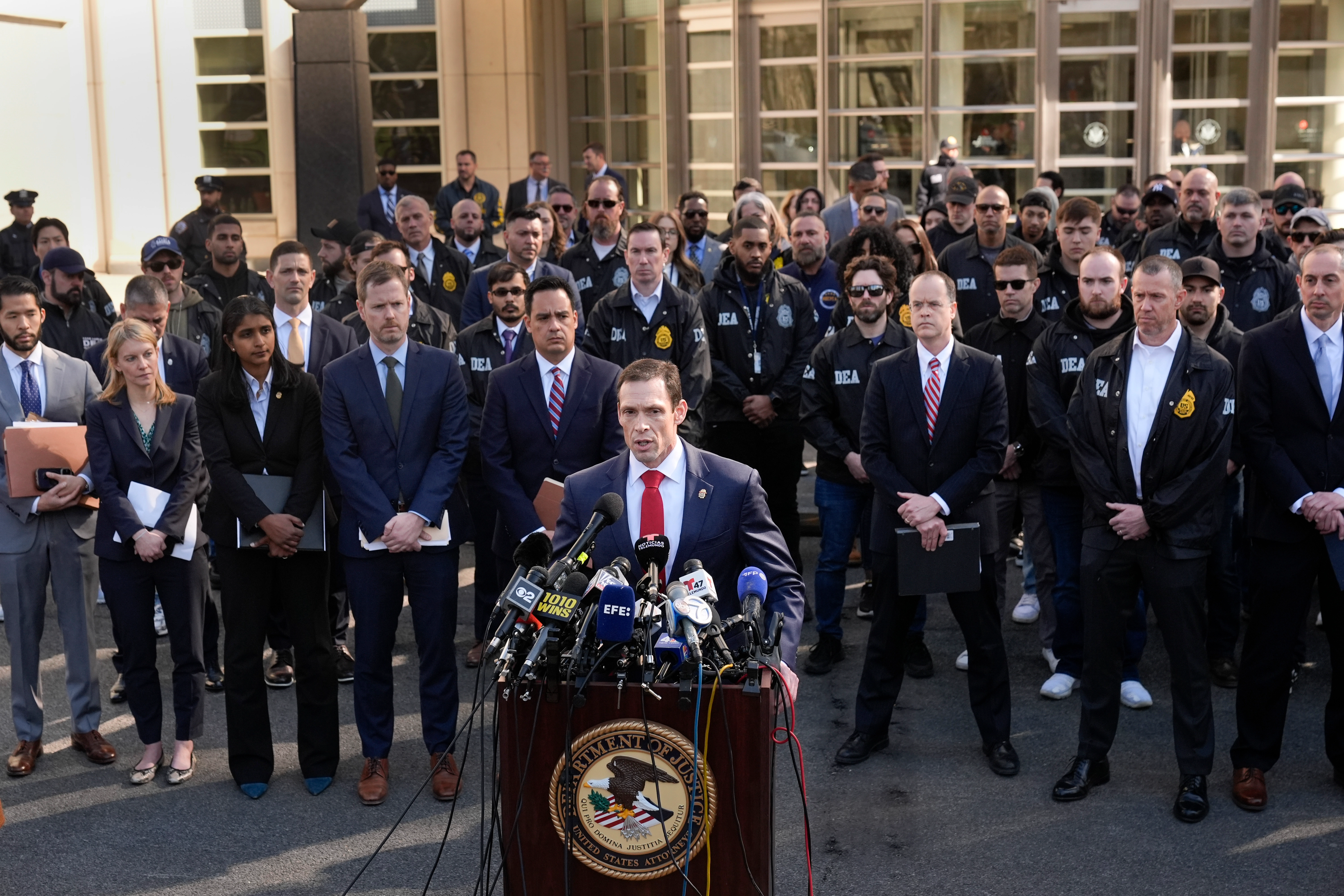 El agente especial de la DEA, Frank Tarantino II, habla en una conferencia de prensa afuera del tribunal federal en el distrito de Brooklyn de Nueva York, el viernes 28 de febrero de 2025, luego de la acusación contra los líderes del cártel Rafael Caro Quintero y Vicente Carrillo Fuentes. Foto  