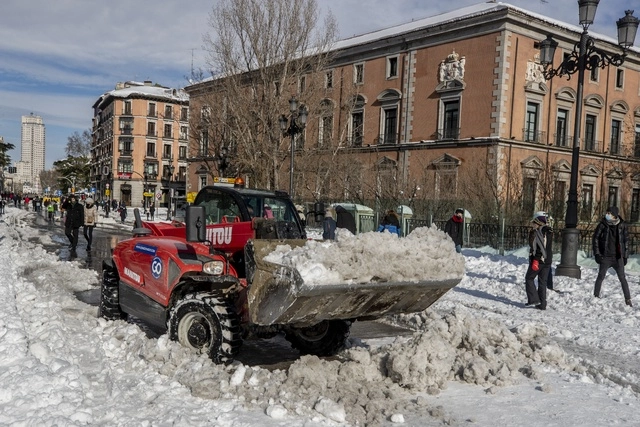 Una barredora despeja las calles de nieve en el centro de Madrid, España. Foto Ap