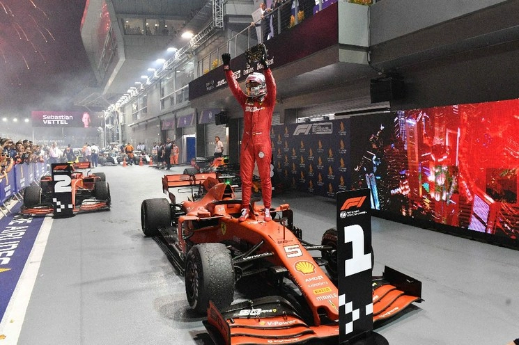 El piloto alemán Sebastian Vettel celebra su victoria al final de la carrera nocturna del Gran Premio de Singapur de Fórmula Uno en el circuito de Marina Bay Street el 22 de septiembre de 2019. Foto Ap / Archivo