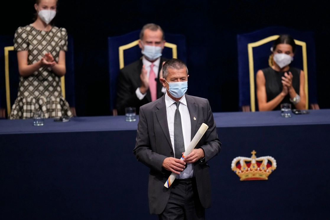 El escritor francés después de recibir el Premio Princesa de Asturias de las Letras 2021 de manos de la Princesa de Asturias Leonor, en una ceremonia en Oviedo, el 22 de octubre de 2021. Al fondo, Leonor, Princesa de Asturias, aplaude. A su izquierda, el rey Felipe VI de España y la reina Letizia. Foto Ap 