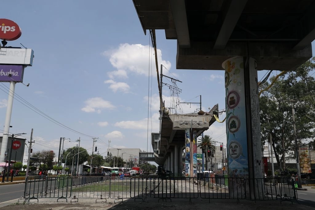 La zona cero donde una trabe de la Línea 12 del Metro colapsó, entre las estaciones Tezonco y Olivos, en la alcaldía Tláhuac, el 16 de junio de 2021. Foto Yazmín Ortega Cortés

