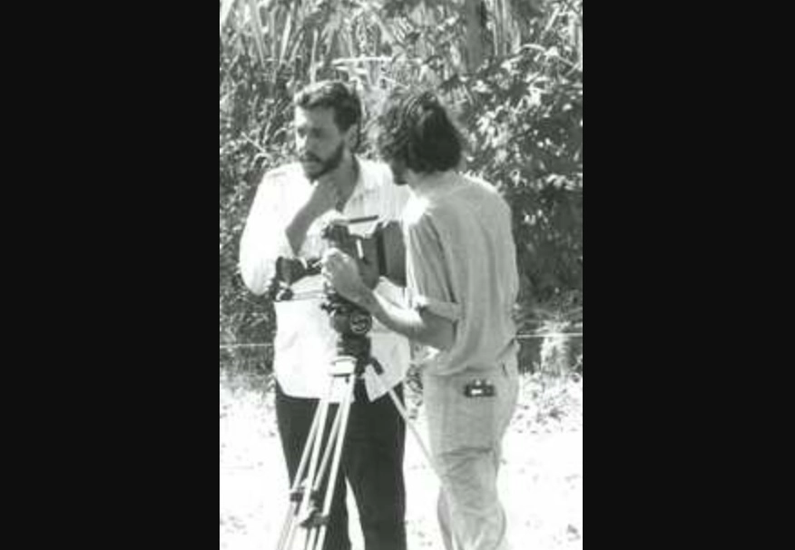 Paul Leduc (1942-2020) durante el rodaje de ‘Historias prohibidas de pulgarcito’, acompañado por el autor de esta misiva, Eduardo Sancho, primer comandante de la Resistencia Nacional salvadoreña. Foto cortesía de Sancho