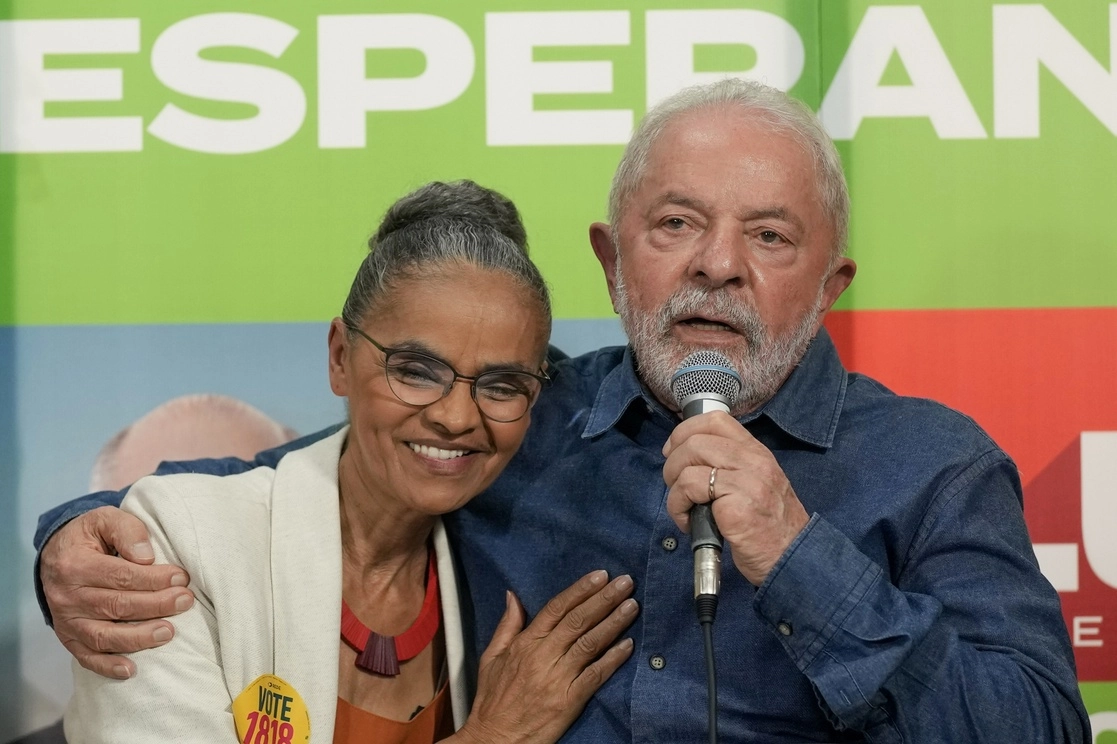 La ex ministra de Medio Ambiente (entre 2003 y 2008) Marina Silva, acompaña a Lula da Silva en un acto de campaña el 12 de septiembre pasado. Foto Ap 