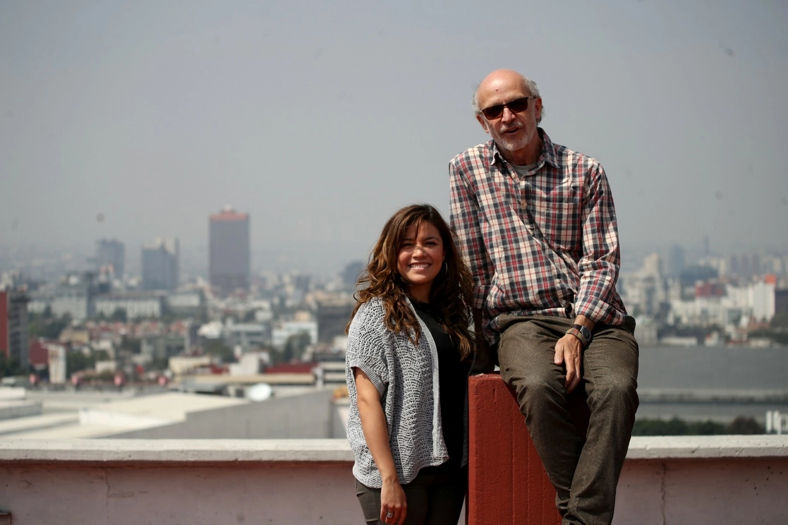Melissa del Pozo y el realizador, en las instalaciones de 'La Jornada'. Foto Yazmín Ortega Cortés