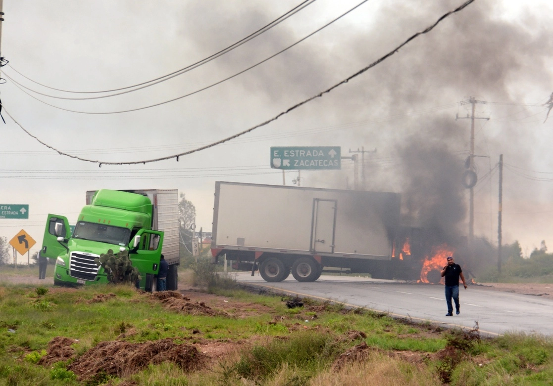 Trascendió que entre la noche del domingo y la madrugada del lunes, tres policías de distintas corporaciones resultaron heridos de bala por presuntos criminales, en distintos ataques. Foto La Jornada / archivo