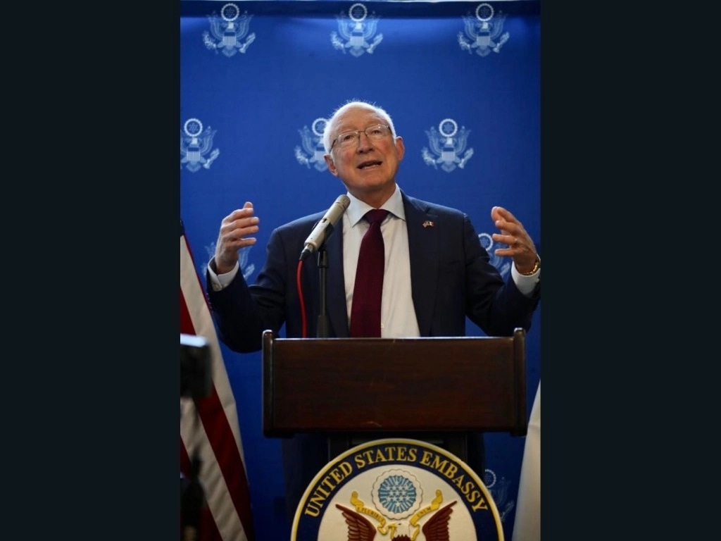 El embajador de Estados Unidos en México, Ken Salazar, durante una conferencia de prensa, en la Ciudad de México, en marzo pasado. Foto Yazmín Ortega Cortés