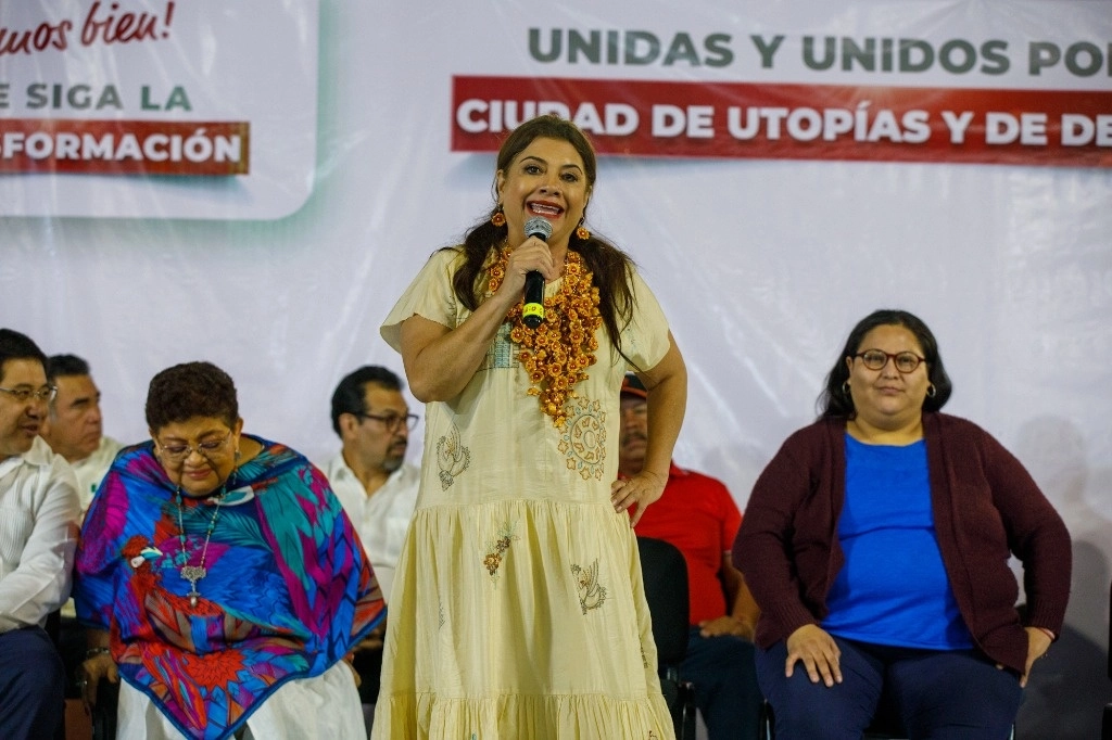 En otro tenor, dijo estar lista para el debate que organiza el Instituto Electoral de la Ciudad de México del próximo domingo, por lo que prepara propuestas, pero anticipó que no se quedará callada ante sus adversarios políticos. Foto Pablo Ramos García/ La Jornada