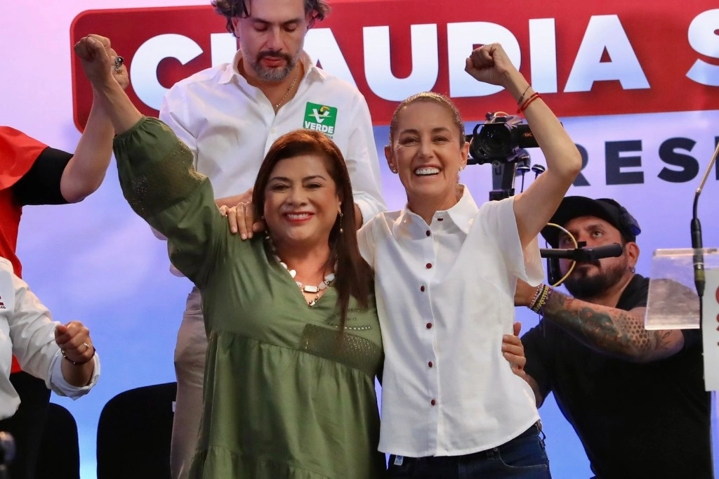 Las candidatas de Sigamos Haciendo Historia a la Presidencia, Claudia Sheinbaum (c,der) y a la Jefatura de Gobierno de la CDMX, Clara Brugada (c,izq) durante el evento en alcaldía Iztacalco. Foto Luis Castillo 