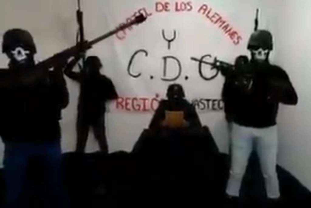 En un video difundido en redes sociales, supuestos miembros de los cárteles del Golfo y de los Alemanes lanzan amenazas contra el gobernador de SLP. Imagen tomada del video de @@vigilantehuaste