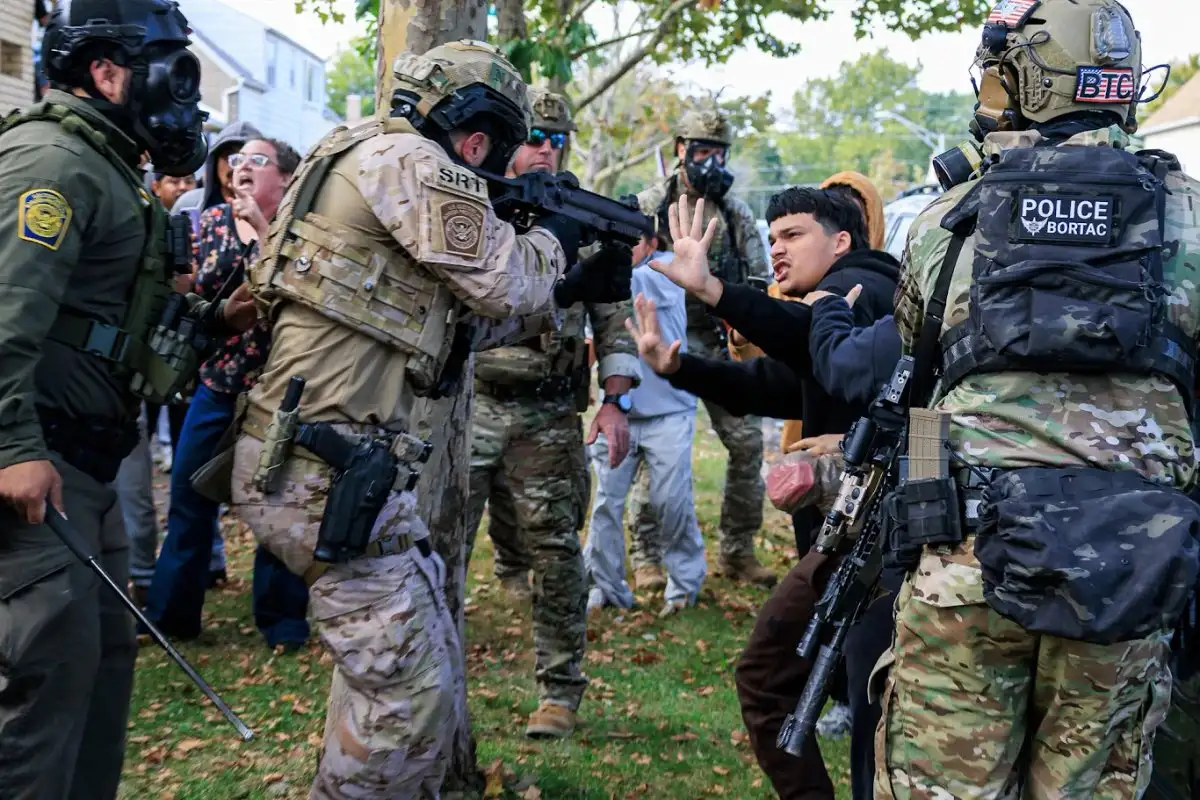 Decenas de residentes en East Side protestaron ayer contra los operativos del ICE, mientras se prepara la nueva protesta nacional para el sábado en repudio a las políticas de Trump. Foto 
