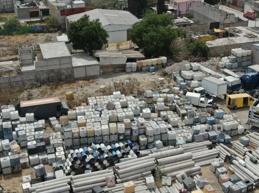 En imagen de archivo, predio en donde se almacenaba cientos de contenedores con combustible robado del ducto Tuxpan-Azcapotzalco de Pemex.