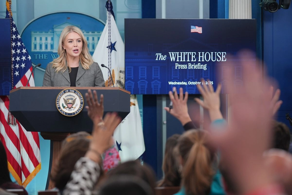 El Ejecutivo estadunidense está "trabajando con agencias en todos los ámbitos para identificar dónde se pueden hacer recortes... y creemos que los despidos son inminentes", dijo la portavoz de la Casa Blanca, Karoline Leavitt, el 1 de octubre de 2025. Foto 