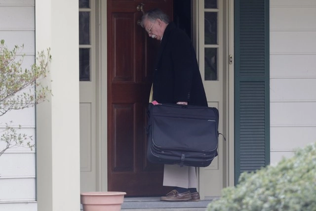 El ex asesor de Seguridad Nacional John Bolton, al salir de su casa en Bethesda, Maryland. Foto Ap