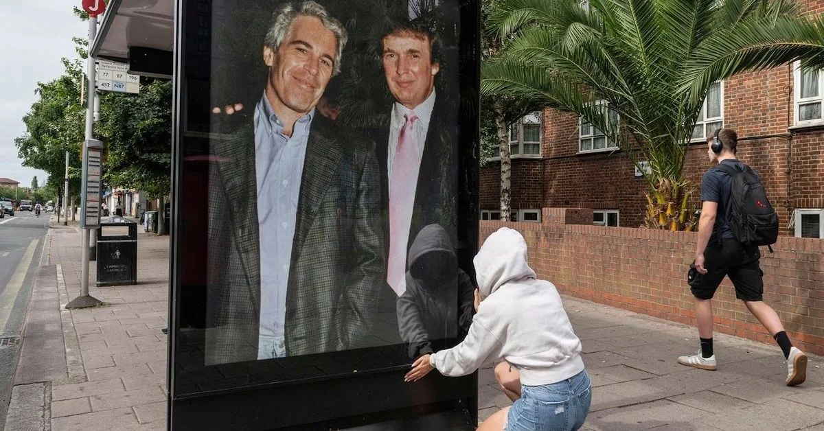 Activistas colocan frente a la embajada de EU en Londres, un cartel con la imagen del presidente Donald Trump junto a Jeffrey Epstein el pasado 19 de julio de 2025. Foto 
