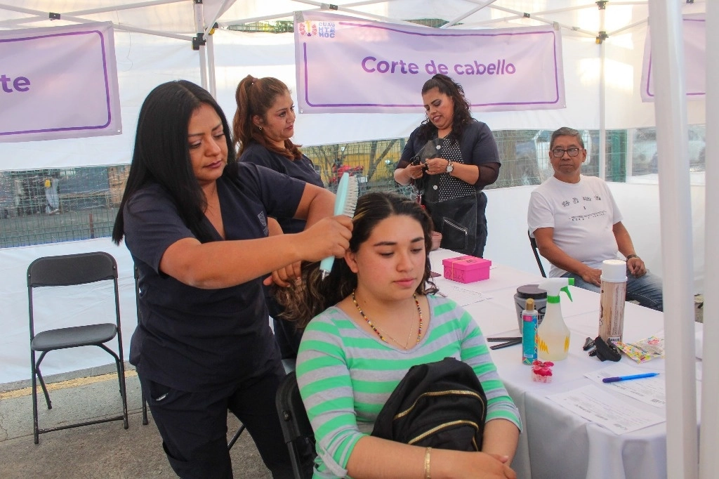 Al menos 878 vecinas de Cuauhtémoc han acudido a la Casa de la Mujer y a las jornadas vecinales para recibir de manera gratuita servicios relacionados con el bienestar, imagen y belleza, como corte de cabello, aplicación de uñas, peinado, planchado de cejas y masaje relajante. Foto La Jornada
