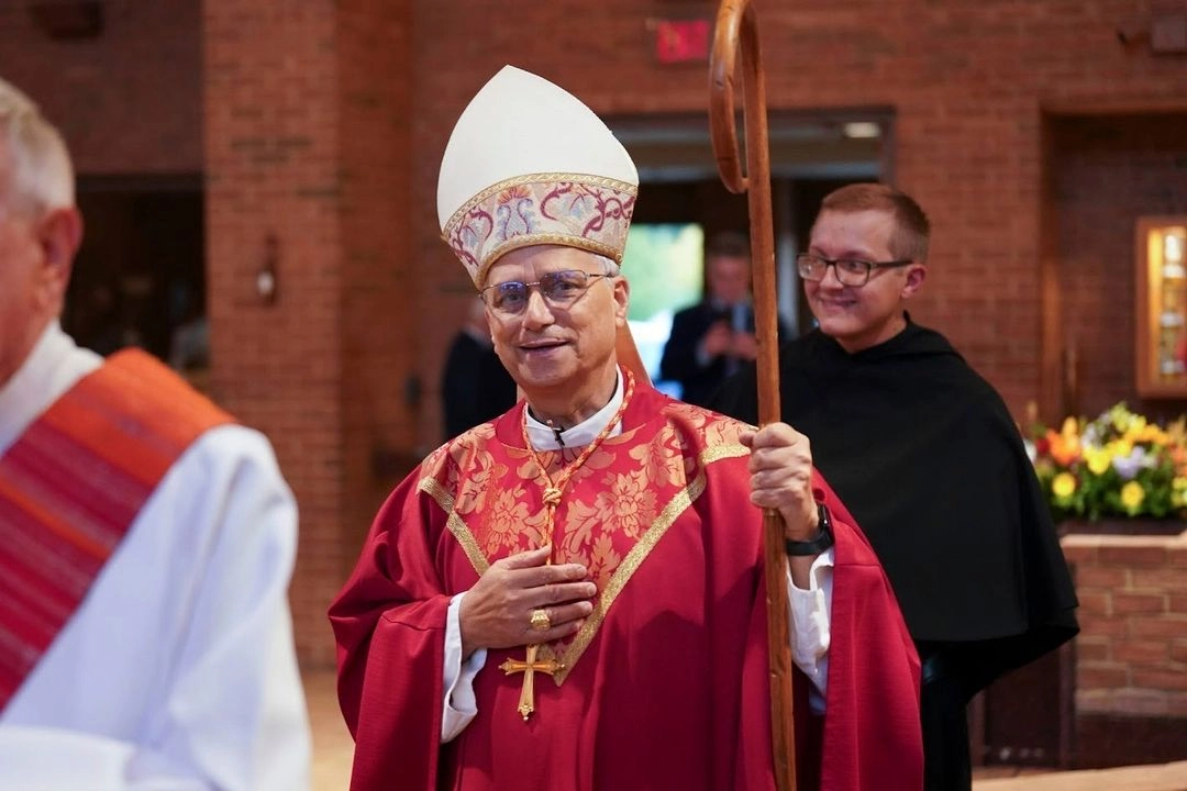 El cardenal Robert Prevost celebra la misa en la parroquia de San Judas en New Lenox, Illinois, en 2024. Foto