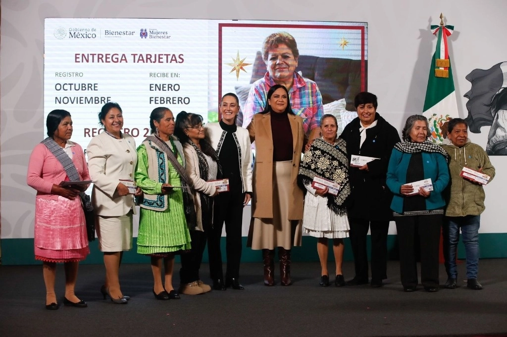 La presidenta Claudia Sheinbaum encabeza la entrega de tarjetas de Bienestar a mujeres, durante la conferencia matutina en el salón Tesorería en Palacio Nacional, en la Ciudad de México, el 2 de enero de 2025. Foto Cristina Rodríguez