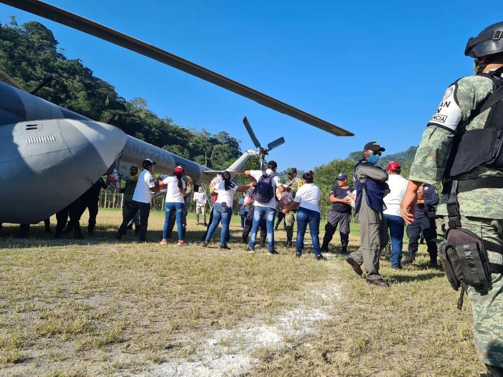 El Ejército desplegó a dos mil 493 elementos, 143 vehículos y cuatro aeronaves, para la ayuda humanitaria y evacuar a los damnificados. Foto cortesía Sedena
