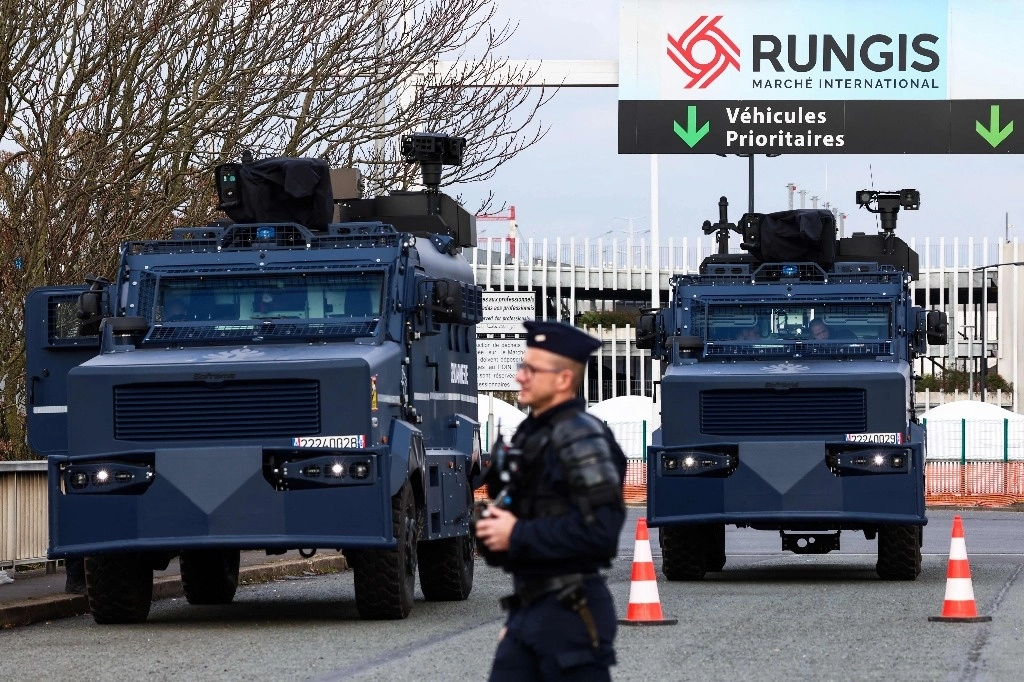 Al menos 94 personas fueron detenidas el miércoles en Francia en el mercado mayorista de alimentos de Rungis, el más grande de Europa, cerca a París, el 31 de enero de 2024. Foto Afp 