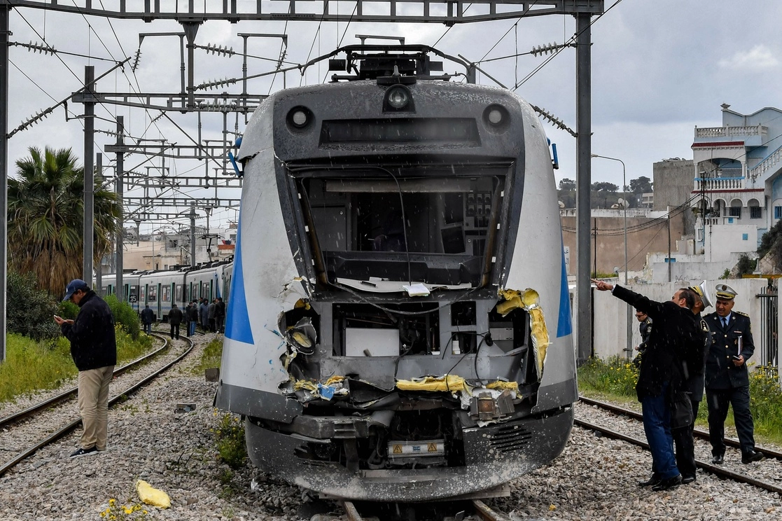 Policías revisan los daños de los vagones tras la colisión de dos trenes en Túnez, el 21 de marzo de 2022. Foto Afp 
