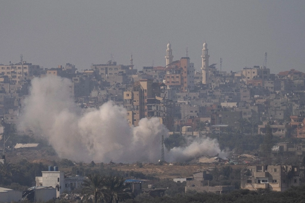 Columnas de humo se levantan tras un bombardeo israelí sobre la franja de Gaza este jueves. Foto Ap