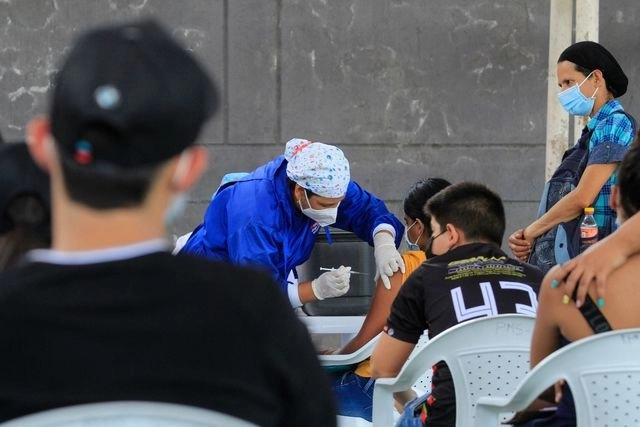 Colombia perdió 13 mil 700 dosis de vacunas contra el Covid-19 debido a que se perdió la cadena de frío en su almacenaje. Foto Afp