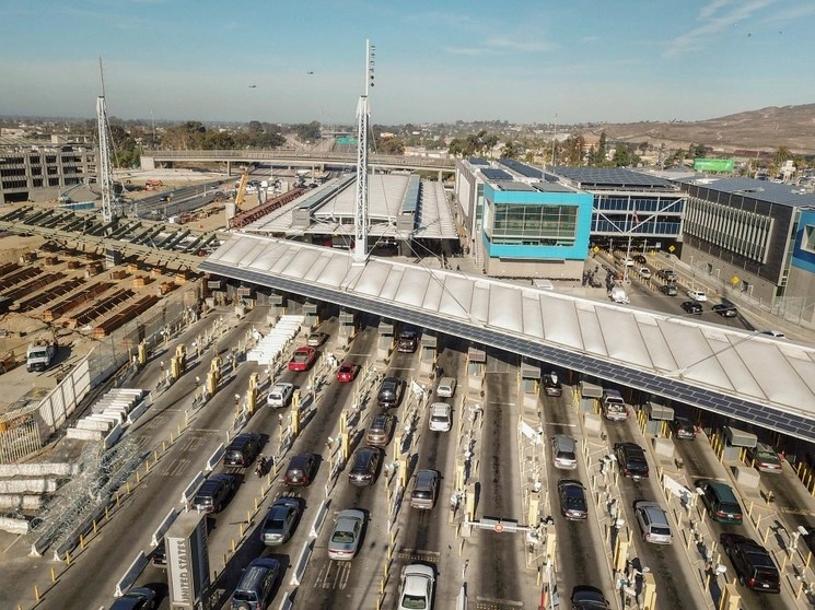 Filas de autos en ingreso fronterizo de Estados Unidos. Foto tomada del Twitter de @CBP / Archivo