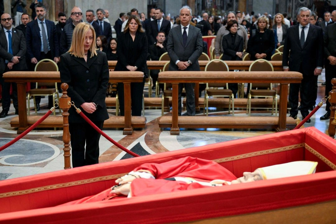 La primera ministra italiana, Giorgia Meloni, presenta sus respetos al papa Francisco en la Basílica de San Pedro del Vaticano, el 23 de abril de 2025. Foto 