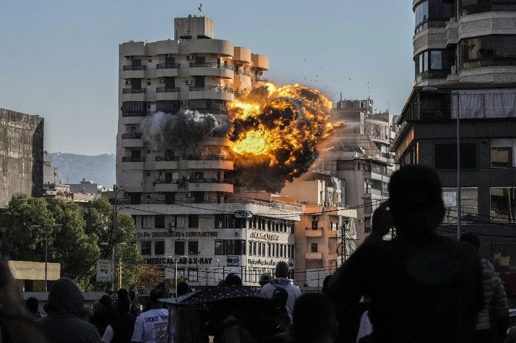Edificio golpeado por un proyectil israelí en Chiyah, en el sur de Beirut. Foto Ap