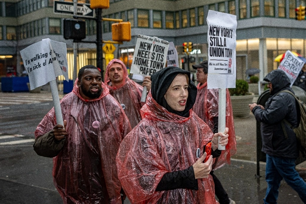 Empleados del Daily News protestan frente a la sede del periódico. Foto Ap



