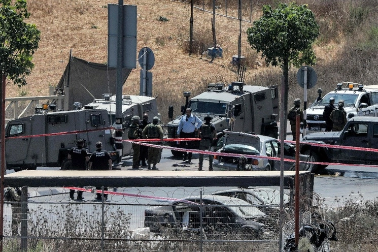 Las fuerzas israelíes mantienen guardia en el lugar de un ataque de embestida cerca de Hebrón, en la Cisjordania ocupada por Israel, el 30 de agosto de 2023. Foto Afp