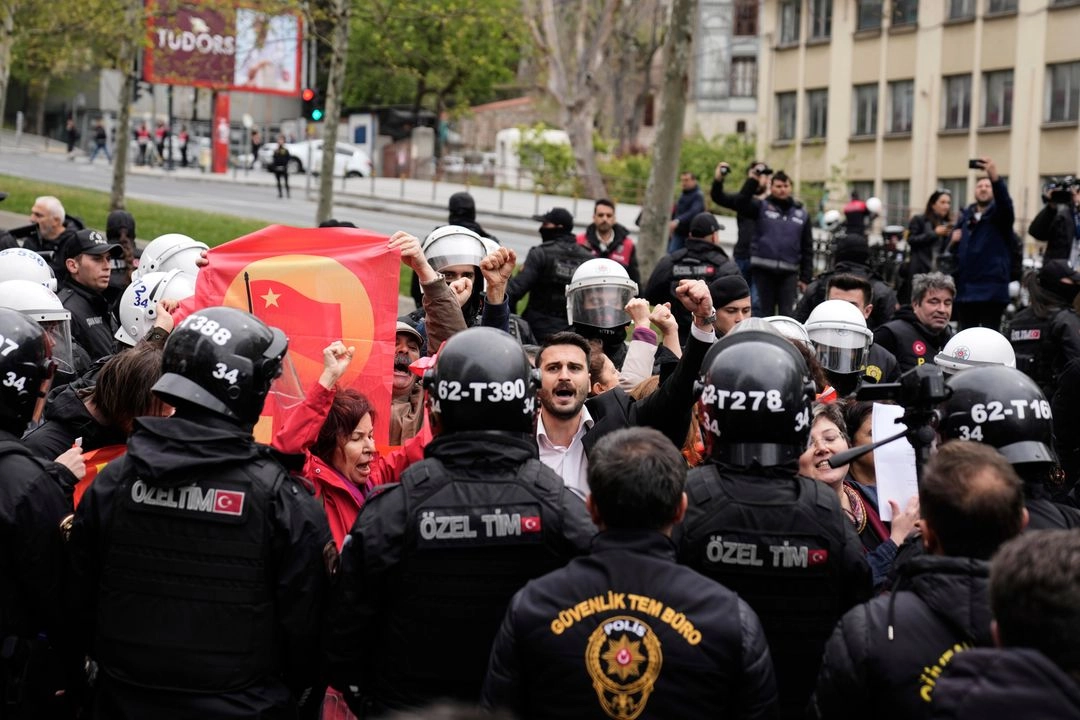 Miembros del sindicato son rodeados por policías turcos mientras marchan durante las celebraciones del Día del Trabajo en Estambul, Turquía, el jueves 1 de mayo de 2025. Foto 