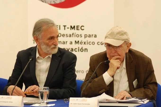  Raúl Delgado Wise (izq) destacó que el núcleo que más crece de la migración internacional es “la altamente calificada. Foto Cortesía Conacyt