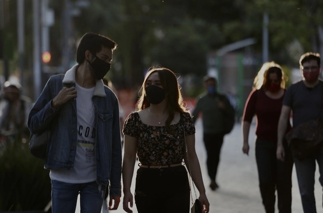 Una pareja de jóvenes pasean por la Alameda Central de la CDMX en imagen de archivo. Foto Yazmín Ortega
