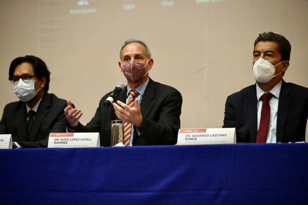 El investigador del Instituto Nacional de Salud Pública (INSP), Sergio Bautista Arredondo; el subsecretario de Salud, Hugo López-Gatell; y el director del INPS, Eduardo Lazcano Ponce, presentaron la Encuesta Nacional de Salud y Nutrición 2021 sobre covid-19, el 1 de agosto de 2022. Foto María Luisa Severiano