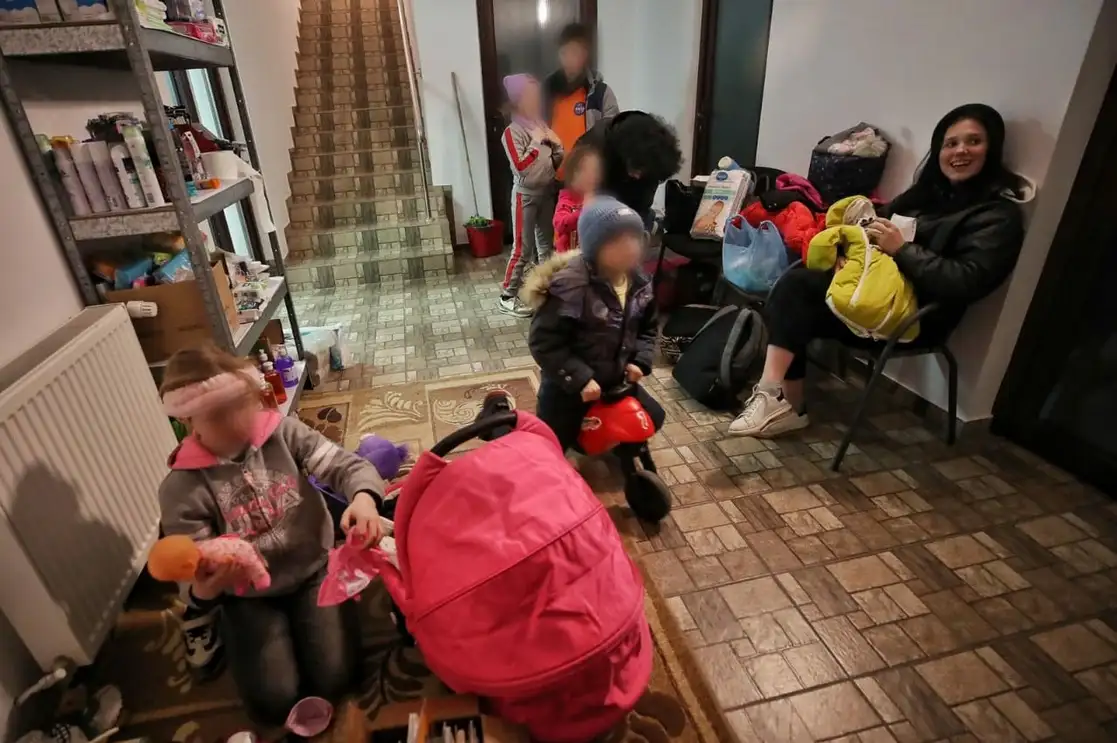 Niños ucranios, en un albergue instalado por la Iglesia Ortodoxa en la ciudad rumana de Niculitel, el 15 de marzo de 2022. Foto Marco Peláez