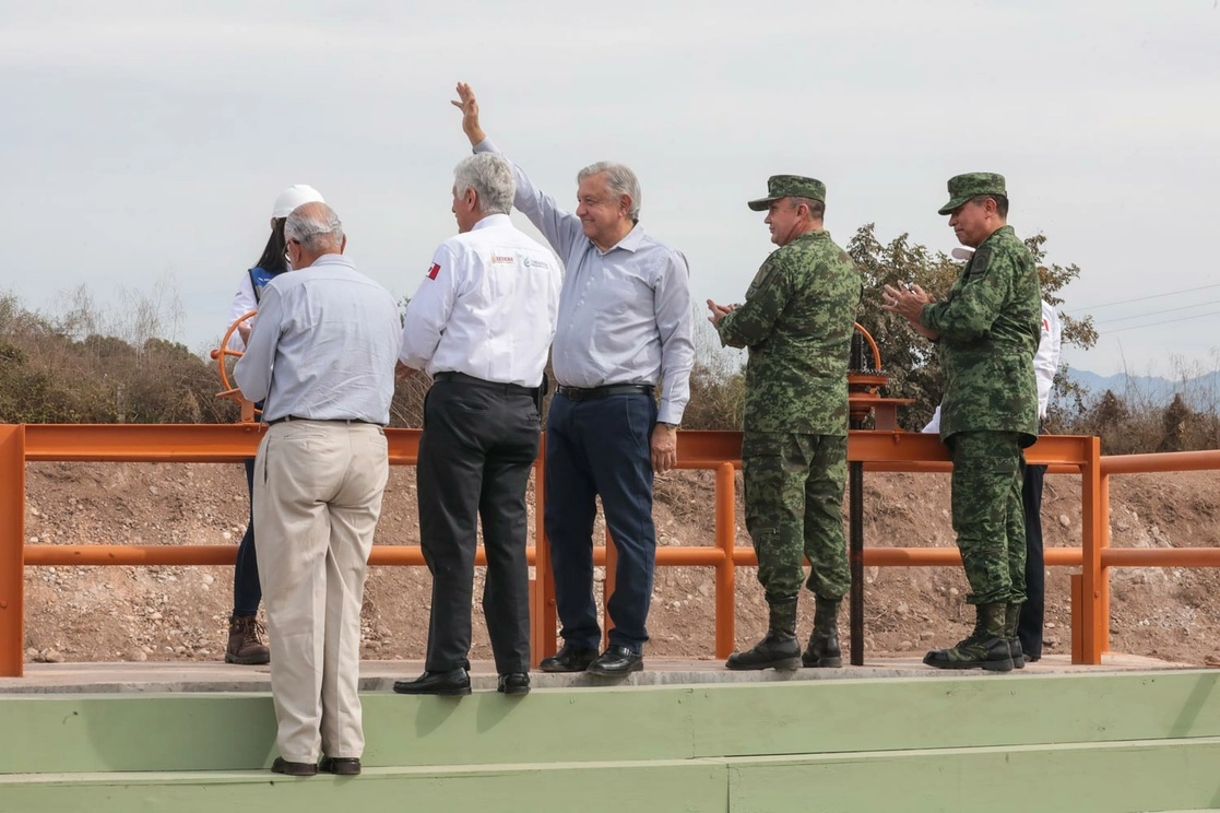 El Presidente durante la apertura de las compuertas de la primera etapa del canal del distrito de riego Alejandro Gascón Mercado, en Ruiz, Nayarit. Foto @lopezobrador_