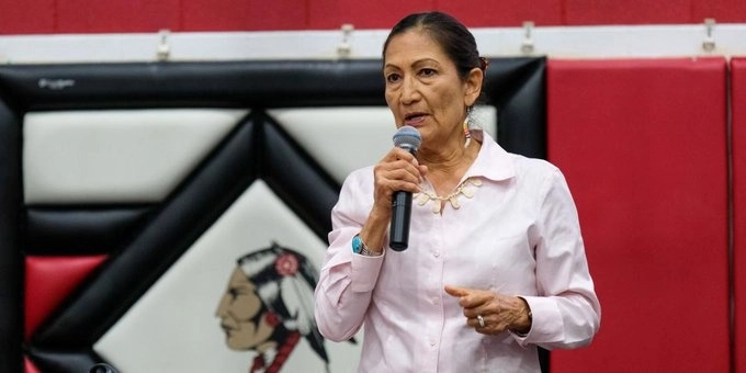 La secretaria del Interior de EU, Deb Haaland fue la encargada de informar los detalles de la investigación sobre los internados de niños en Estados Unidos. Foto @SecDebHaaland