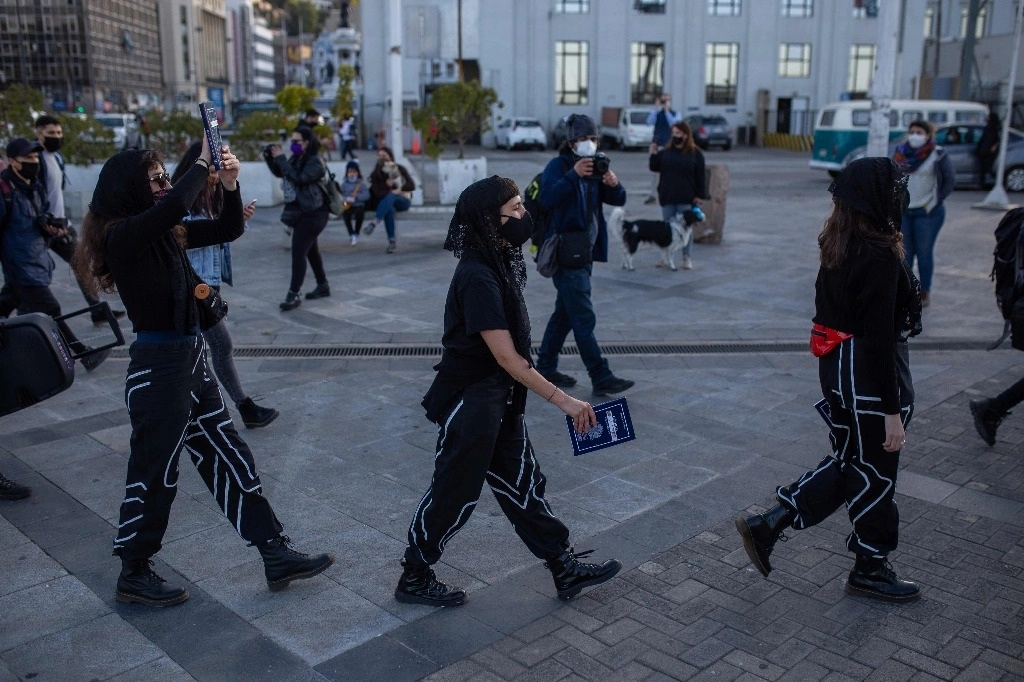 Integrantes del grupo feminista Las Tesis se manifiestan en Santiago. Foto Afp