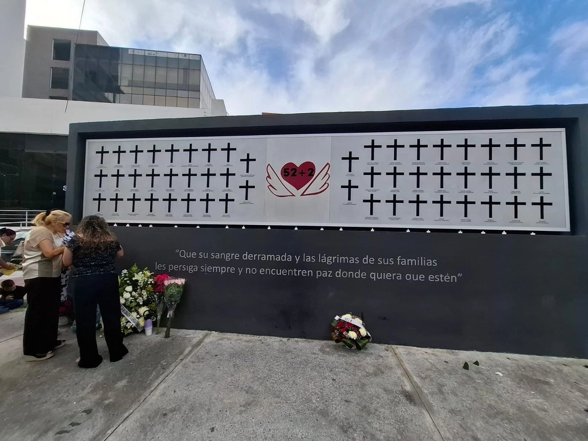 Un memorial de las víctimas fue colocado frente al inmueble. Foto 