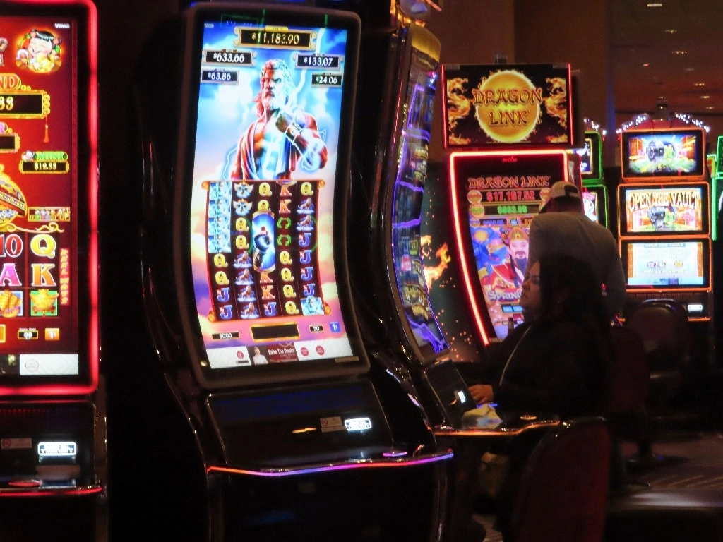 Una persona juega en una máquina al interior de un casino en la ciudad de Atlantic, City en Nueva Jersey, EU. Foto Ap 