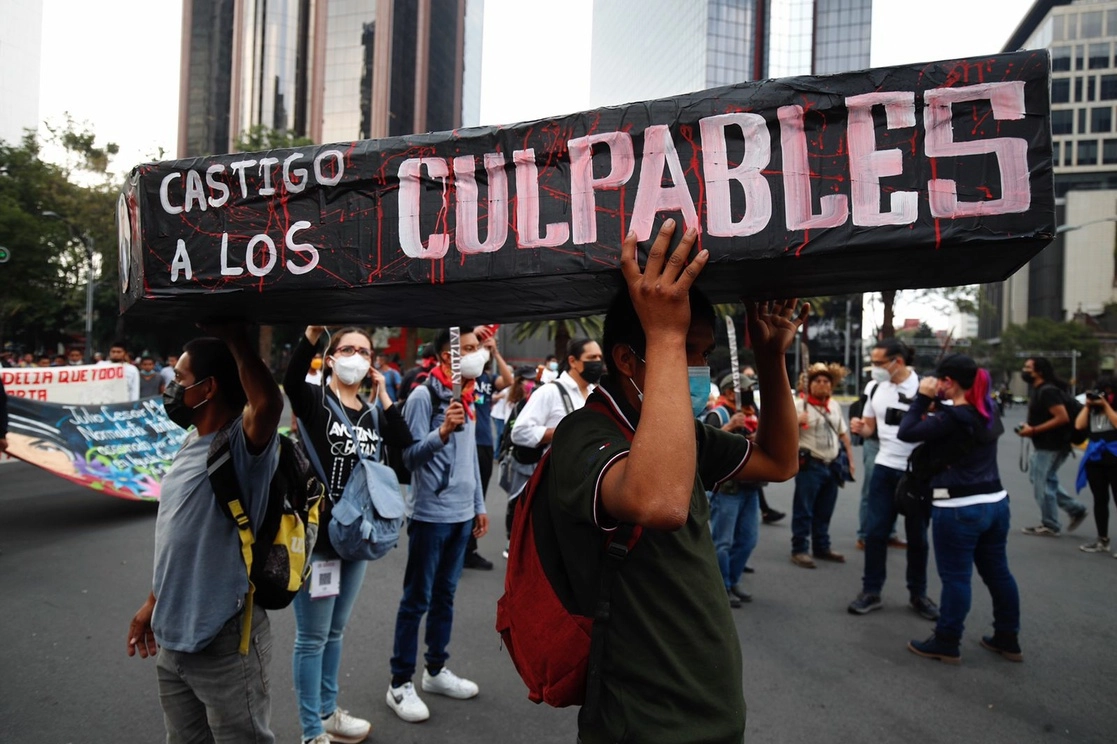 Durante la marcha del 7 aniversario, en la Ciudad de México. Foto Cristina Rodríguez/ La Jornada